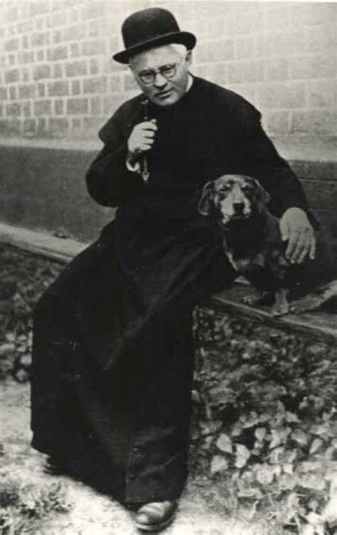 Juozas Tumas-Vaižgantas su šuneliu Kauku