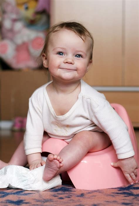 Vaikas, sėdintis ant puoduko