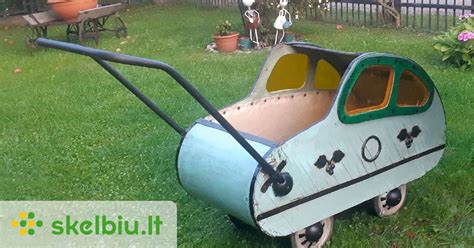 Senovinis medinis vežimėlis