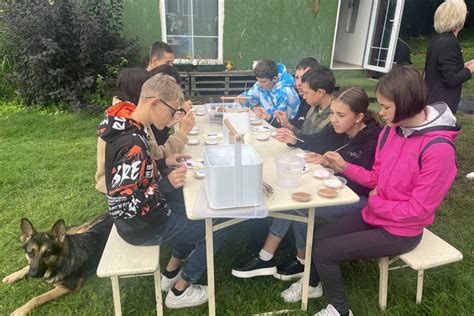 Vaikai valgantys prie stalo šeimos namuose