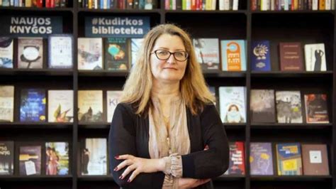 Bibliotekos apdovanojimų lentynėlė, simbolizuojanti nuopelnus