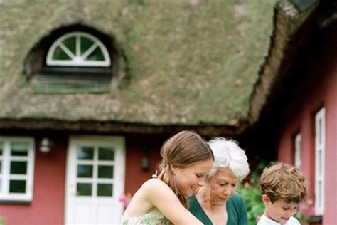 Seneliai prižiūri anūkus