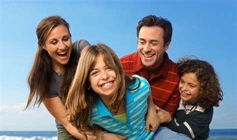 Laiminga šeima su kūdikiu Rimi parduotuvėje