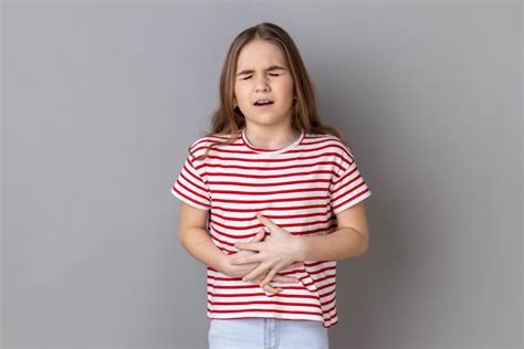 Vaikas, laikantis pilvo skausmą