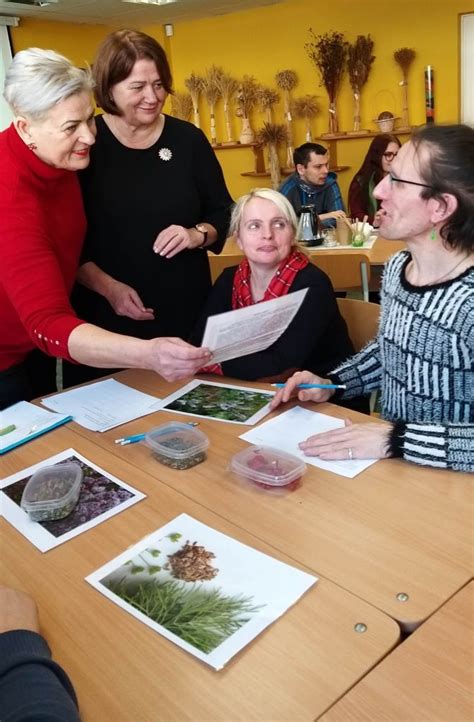 Pavyzdinės dienos užimtumo centro veiklos, tokios kaip augalininkystė ar rankdarbiai