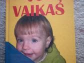 vaikas skaitantis knygą