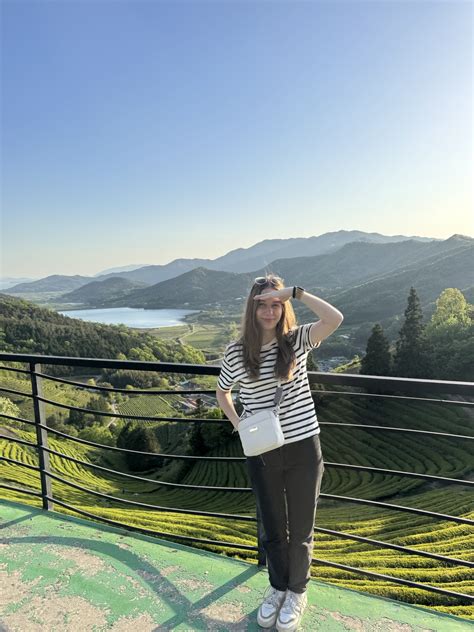 Žmonės iš skirtingų šalių, bendraujantys per kalbos barjerą