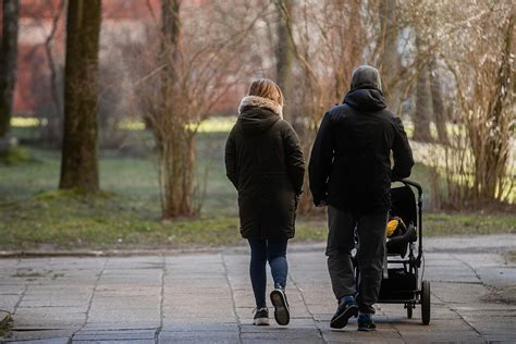 Šeima su kūdikiu, tėvai ir seneliai, iliustruojantys bendrą vaiko priežiūros atostogų galimybę