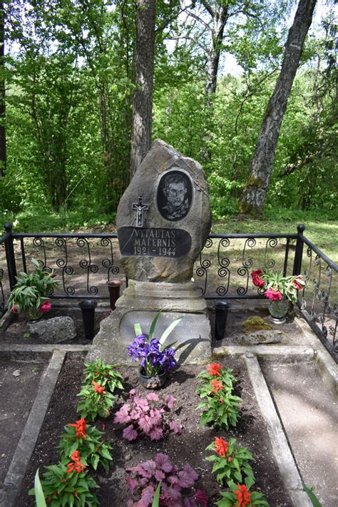 Vytauto Mačernio kapas ant Žvyrinėlio kalnelio Šarnelėje