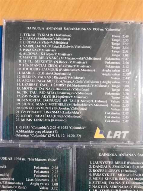 Antanas Gaudiešius scenoje dainuoja