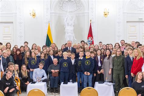 Arnoldas Lukošius diskusijoje su moksleiviais auditorijoje
