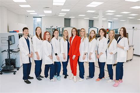 teisininkas ir medicinos darbuotojas aptaria dokumentus