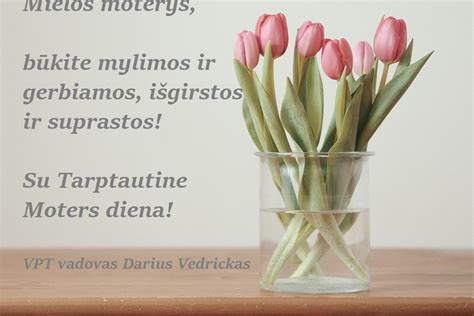 Moters, kalbančios su darbdaviu biure, iliustracija, simbolizuojanti atvirą komunikaciją