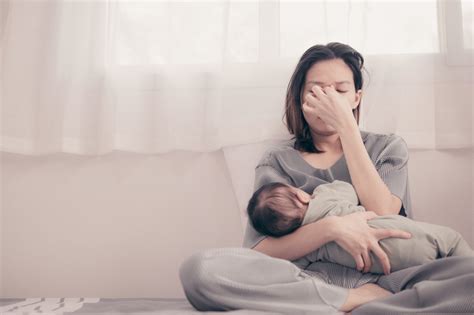 Moters su kūdikiu siluetas, simbolizuojantis pogimdyvinę depresiją