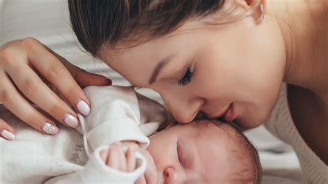 Naujagimio ir mamos pirmasis kontaktas po gimdymo