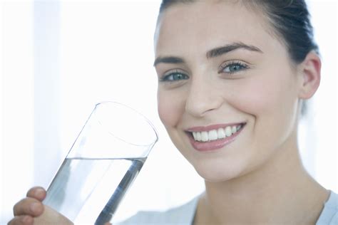 Moteris geria vandenį po gimdymo