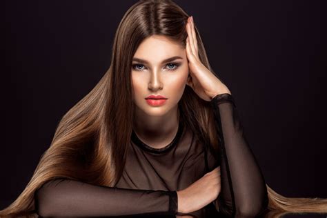 Nėščios moters su partneriu nuotrauka, besituokiančiųjų ceremonijoje