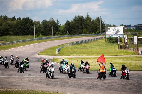 Jauni motociklininkai trasoje