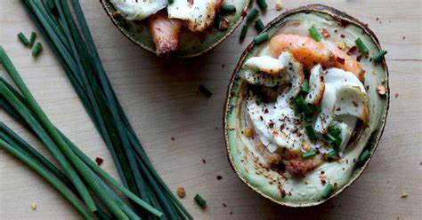 keptas avokadas orkaitėje su įmuštu kiaušiniu