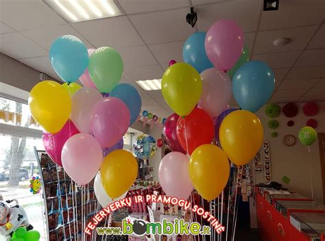 Įvairių spalvų balionų puokštė