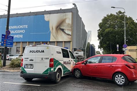 Eismo įvykio vieta su policijos automobiliu