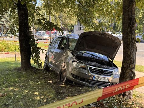 mergina žvelgianti į tolimą horizontą