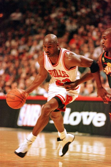 Michaelas Jordanas žaidžiantis krepšinį su „Chicago Bulls“ apranga