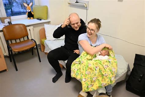 Paveikslėlis, vaizduojantis naujagimio priežiūrą ligoninėje ir medicinos personalą