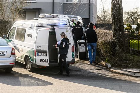 Policijos ekipažas ir ekspertų komanda įvykio vietoje, kur rasti žmogaus palaikai