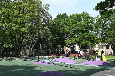 nėščioji vaikšto parke