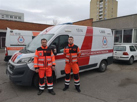 Paramedikai mokymuose su medicinos įranga