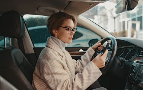 Nėščia moteris vairuojanti automobilį su saugos diržu