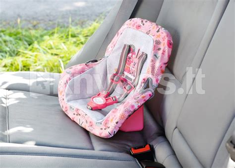 Mama žindanti kūdikį automobilio kėdutėje