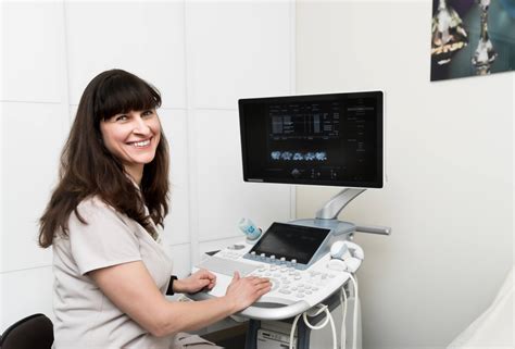 Šeima ginekologo kabinete kartu apžiūri ultragarso nuotrauką