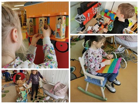Vaikai dalyvauja edukaciniame užsiėmime bibliotekoje