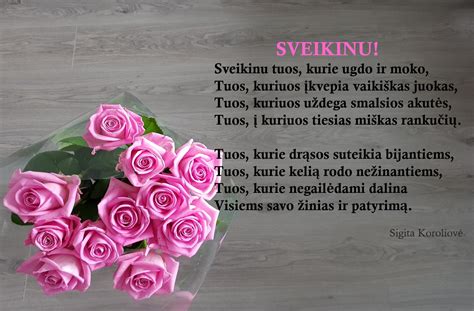 Draugiškas kolegų sveikinimas biure su nedideliu tortu