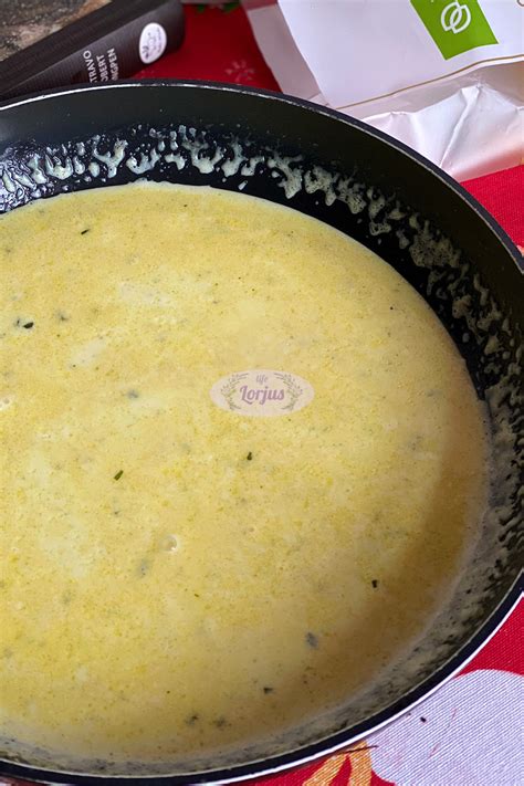 Keptuvėje verdantys kiaušiniai grietinėlės padaže