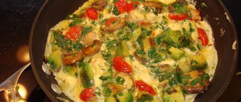 Atsiraitotas omletas su daržovėmis