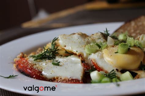 Kiaušiniai, kepti be riebalų, su šviežiomis daržovėmis