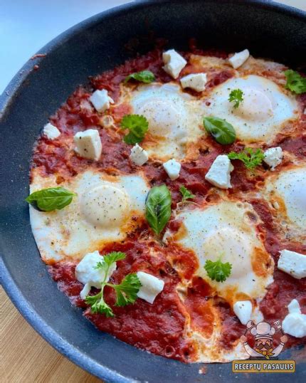 Orkaitėje kepti kiaušiniai su pomidorais, feta ir špinatais