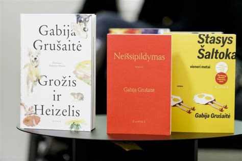Knyga su atverstais puslapiais, simbolizuojanti gyvenimo knygą
