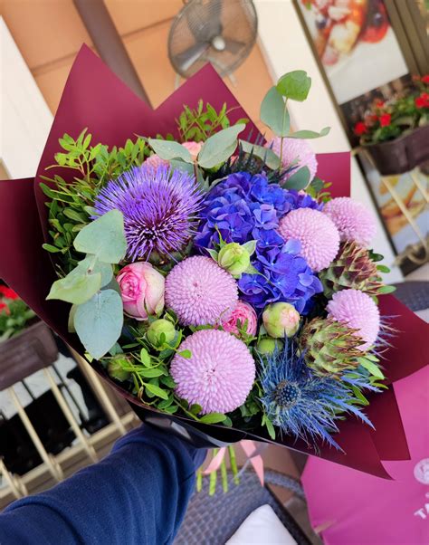 Egzotinių gėlių puokštė su ryškiomis spalvomis ir unikaliomis tekstūromis