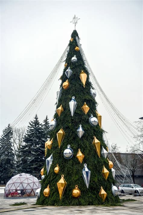 Smurfai šventiniame renginyje su Kalėdų eglute