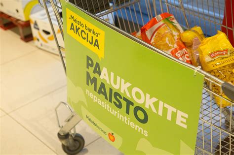 „Maisto banko“ savanoriai rūšiuoja maisto produktus