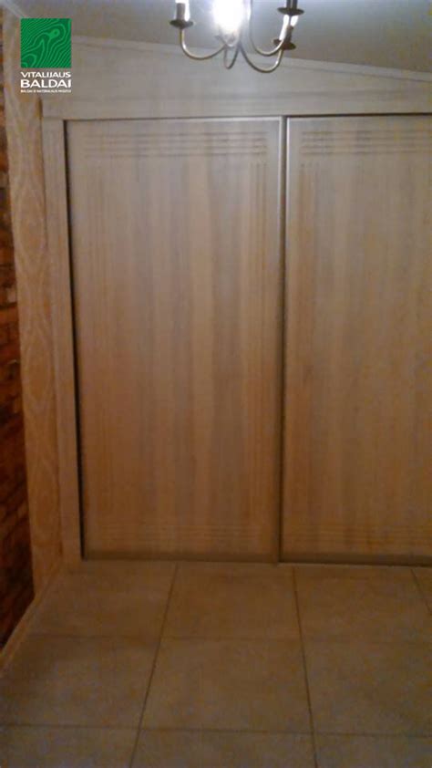 Medinės vaikiškos spintos pavyzdys, išryškinantis natūralios medienos tekstūrą