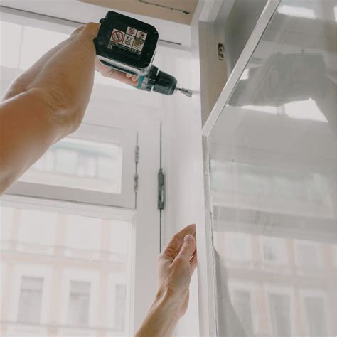 Infografika apie saugumo reikalavimus vaikiškiems baldams: suapvalinti kampai, tvirtinimas prie sienos, saugios rankenos