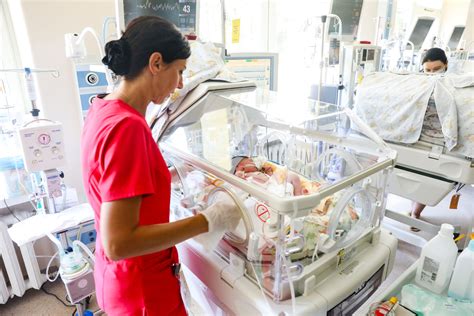 Neišnešiotas naujagimis intensyviosios terapijos inkubatoriuje