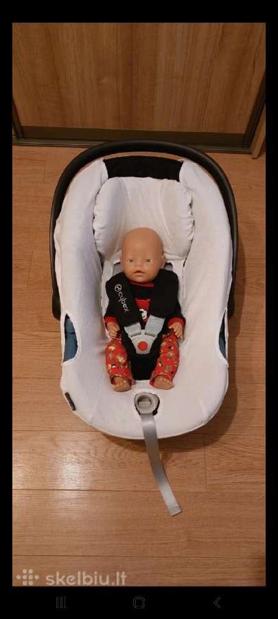 Automobilinė kėdutė ir išvykimo drabužiai kūdikiui