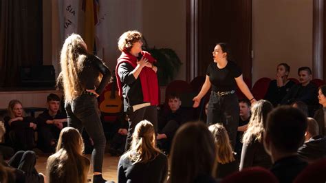 Scena iš laidos „Gimnazistai“ su jaunaisiais aktoriais