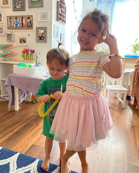 vaikai eina basomis per įvairias tekstūras